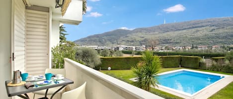 Familienapartment, Mehrere Schlafzimmer (Garden & Surf Residenza By Max) | Balkon