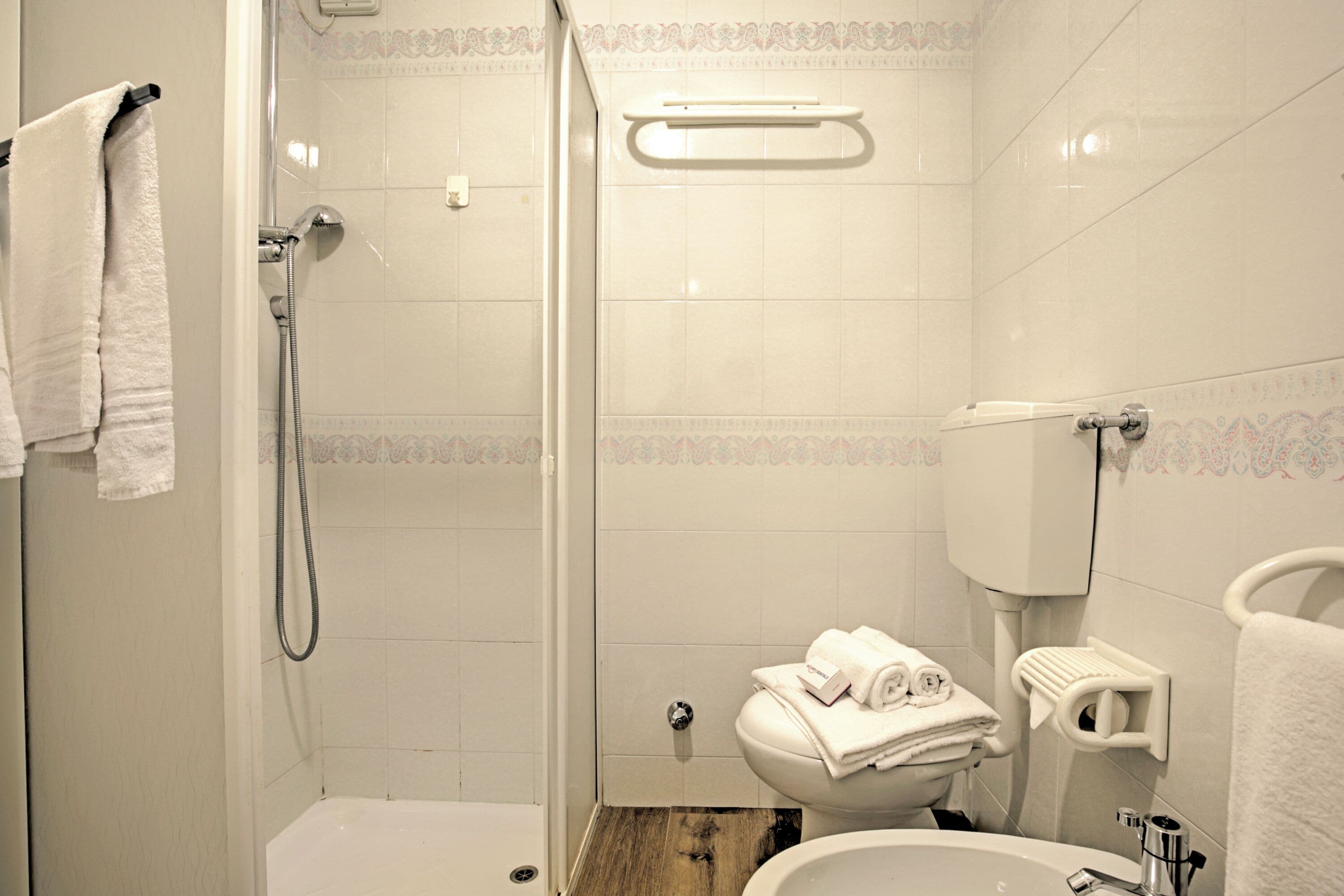Appartement Familial, plusieurs chambres (Garden & Surf Residenza By Max) | Salle de bain | Douche, bidet, serviettes fournies, savon