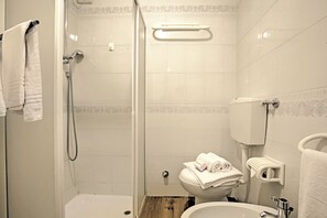 Family Apartment, Multiple Bedrooms (Garden & Surf Residenza By Max) | Bathroom | Shower, bidet, towels, soap - Garden & Surf Residenza By Max (Riva del Garda)