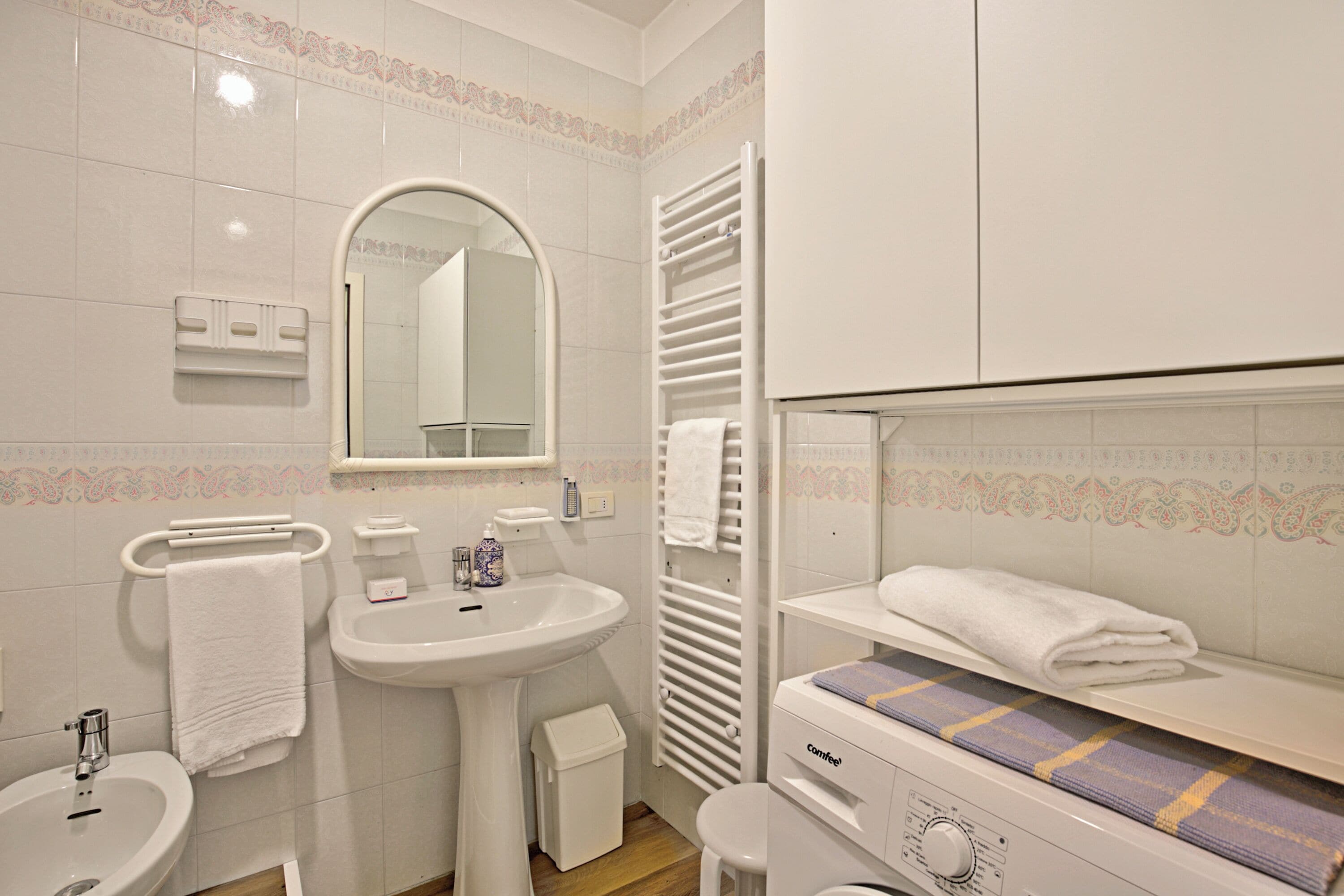 Appartement Familial, plusieurs chambres (Garden & Surf Residenza By Max) | Salle de bain | Douche, bidet, serviettes fournies, savon