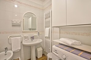 Family Apartment, Multiple Bedrooms (Garden & Surf Residenza By Max) | Bathroom | Shower, bidet, towels, soap - Garden & Surf Residenza By Max (Riva del Garda)