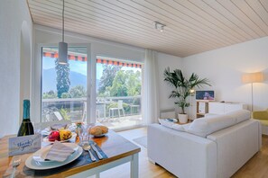 Familie studio, uitzicht op bergen (Casa Miramonti) | Woonruimte | Flatscreentelevisie