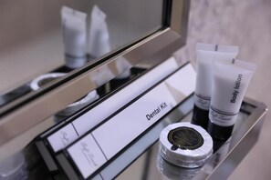 Separate bathtub and shower, hair dryer, towels, soap - Shadha ALBustan Hotel (Madinah)