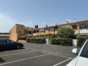 Property grounds - Studio cabin garden level with parking (Agde)