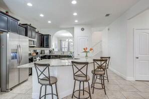 House (5 Bedrooms) | Interior