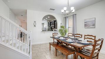 House (5 Bedrooms) | Interior