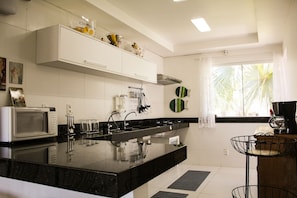 Villa | Private kitchen | Fridge, microwave, oven, stovetop - Bz04 30 passos da praia casa piscina (Buzios)