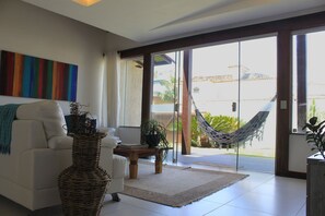 Deluxe huis, 4 slaapkamers, privézwembad, aan het strand | Woonruimte