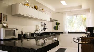 Deluxe House, 4 Bedrooms, Private Pool, Beachside | Private kitchen | Fridge, microwave, oven, stovetop