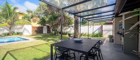 Casa Deluxe, 4 habitaciones, alberca privada, junto a la playa | Restaurante al aire libre