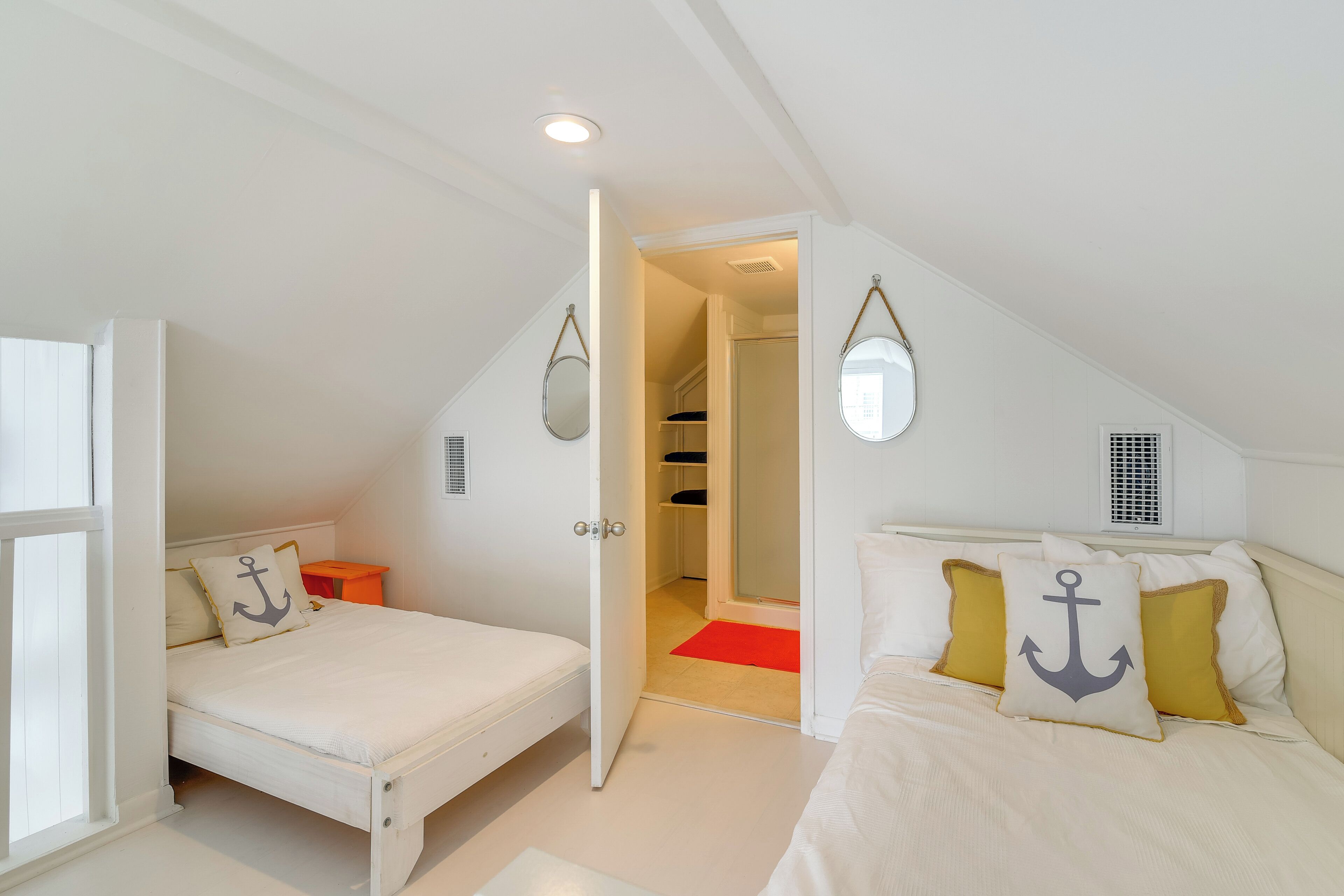 Un dormitorio con cama, mesita de noche, armario y ventana.