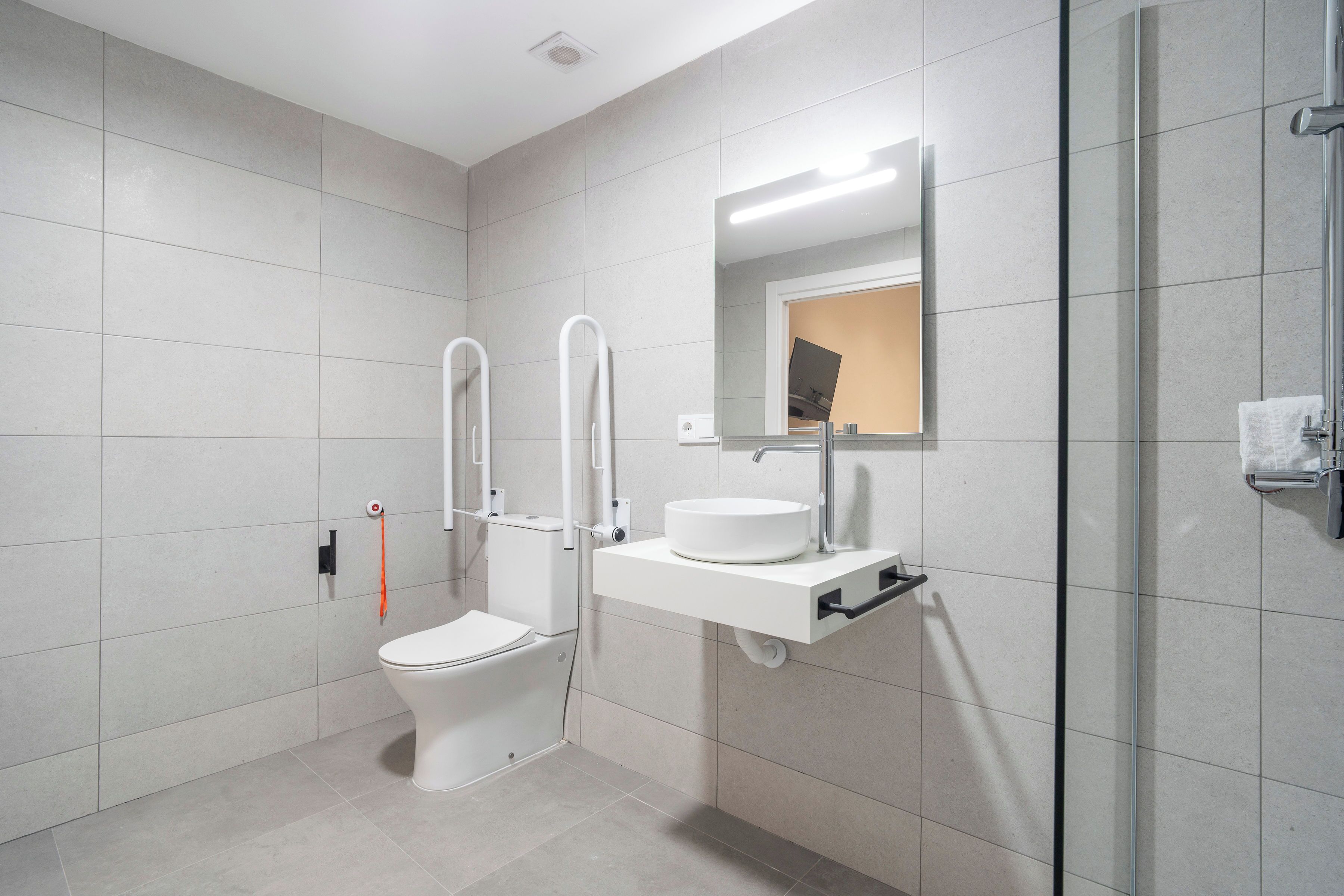 舒适开间 | 浴室 | 吹风机、毛巾、肥皂、卫生纸