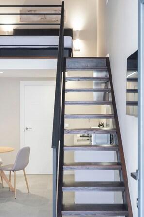 Loft clásico | Edredones de plumas, tabla de planchar con plancha, wifi gratis