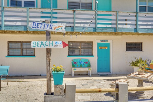 A building with a sign reading "BETTY'S PARKING ONLY" and "BEACH 300 STEPS". - Steps to Sand: Panama City Beach Apartment! (Panama City Beach)