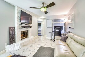 Apartment (2 Bedrooms) | Front of property - 4 Mi to Dtwn: Gem w/ Pool Access & Patio in Austin (Austin)
