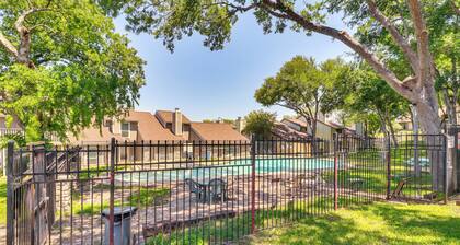 4 Mi to Dtwn: Gem w/ Pool Access & Patio in Austin