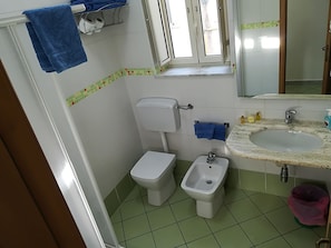 Douche, sèche-cheveux, bidet, serviettes fournies