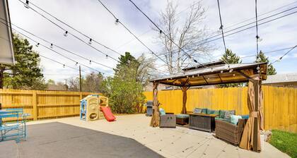 1 Mi to Attractions: Getaway w/ Mtn Views!