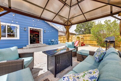 1 Mi to Attractions: Getaway w/ Mtn Views!