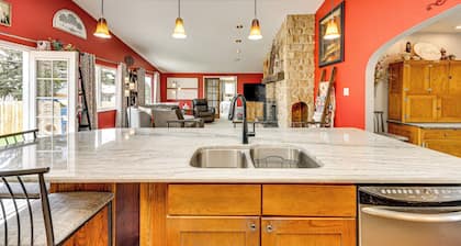 1 Mi to Attractions: Getaway w/ Mtn Views!