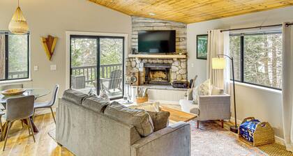 2 Mi to Lake Arrowhead: Treetop Retreat w/ Deck