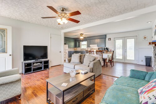 1/2 Mi to Dtwn Dining! Cozy Hayesville Hideaway