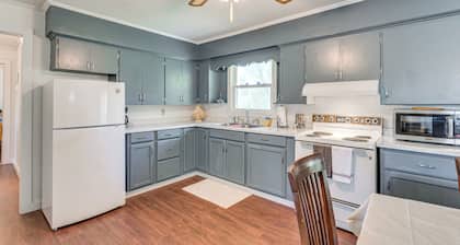 5 Mi to Chatuge Lake: Hayesville Hideaway!