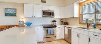 Hot Tub & Ocean Views: Kitty Hawk Haven!