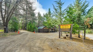 Un chemin de terre mène à un chalet sur lequel est apposée une pancarte indiquant qu’il est proposé à la location pour les personnes souhaitant visiter le mont Laguna.