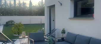 Contemporary home in Vaison-la-Romaine  Comfort, light & heated pool in Provence