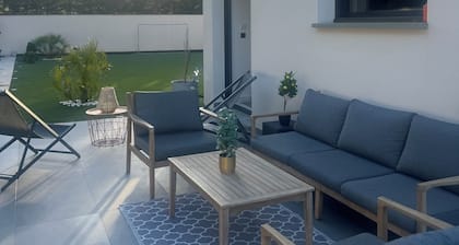 Contemporary home in Vaison-la-Romaine Comfort, light & heated pool in Provence
