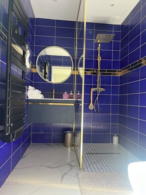 淋浴设施、吹风机、毛巾、肥皂