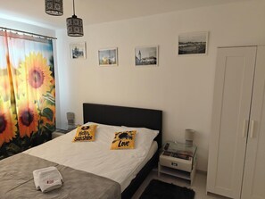 1 habitación, caja de seguridad en la habitación y escritorio 