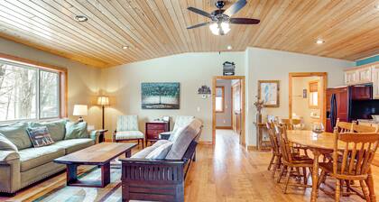 Private Dock, BBQ Ready: Lakefront Fifield Home!