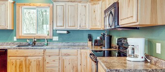 Private Dock, BBQ Ready: Lakefront Fifield Home!