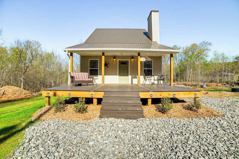 4 Mi to Lake Barkley: Pet-friendly Home w/ Hot Tub - Gracey, KY