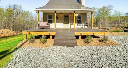 4 Mi to Lake Barkley: Pet-friendly Home w/ Hot Tub