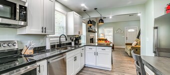 4 Mi to Lake Barkley: Pet-friendly Home w/ Hot Tub = 4 ไมล์ไปยังทะเลสาบบาร์คลีย์: บ้านที่พักสัตว์เลี้ยงพักได้พร้อมอ่างน้ำร้อน
