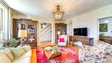 House (5 Bedrooms) | Interior