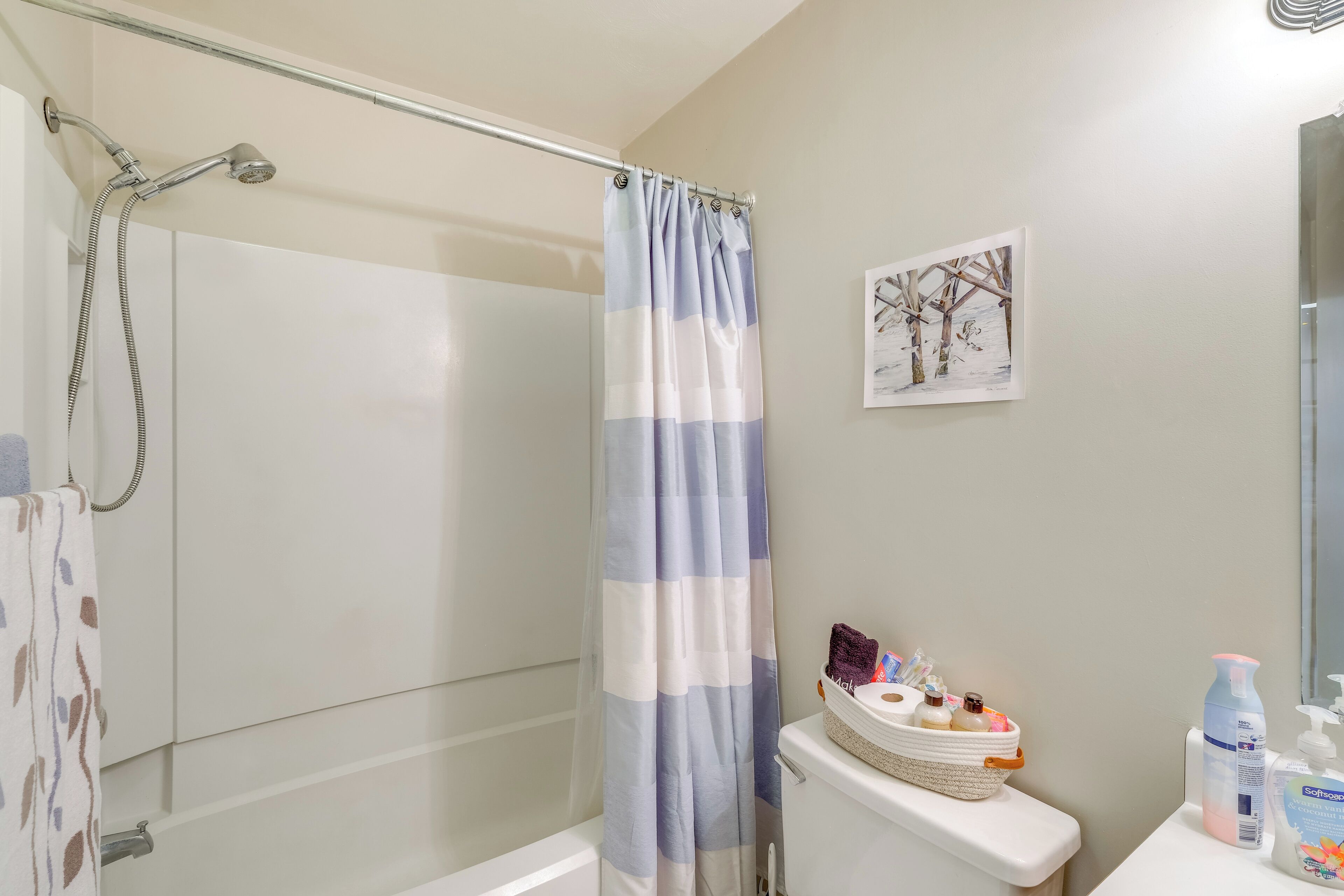 Une salle de bain avec une douche, des toilettes et un lavabo.