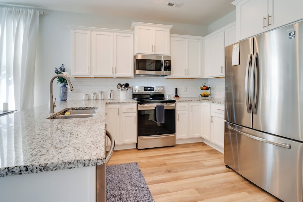 Patio & Grill: Modern Family Home in Hampstead - Porters Neck Plantation, NC