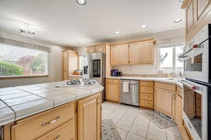 House (3 Bedrooms) | Interior - 2 Mi to Badger Mountain: Hot Tub Haven! (Richland)
