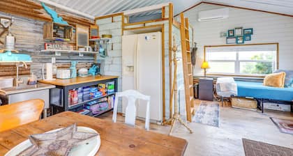 Bunkhouse on Working Texas Ranch w/ Horses & Cows!