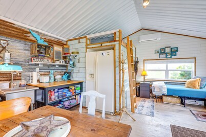Bunkhouse on Working Texas Ranch w/ Horses & Cows!