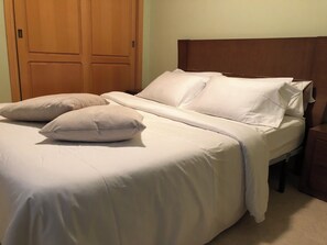 5 chambres, fer et planche à repasser, Wi-Fi, draps fournis