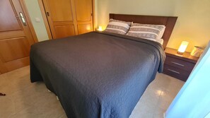 5 bedrooms, iron/ironing board, WiFi, bed sheets
