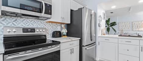 冷蔵庫、電子レンジ、オーブン、コンロ