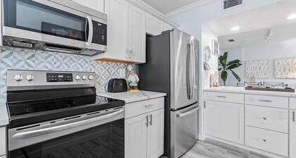 Beach Access 3-bedroom apartment in tranquil Jupiter, Pool, AC, Park, Wifi.