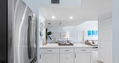 Beach Access 3-bedroom apartment in tranquil Jupiter, Pool, AC, Park, Wifi.