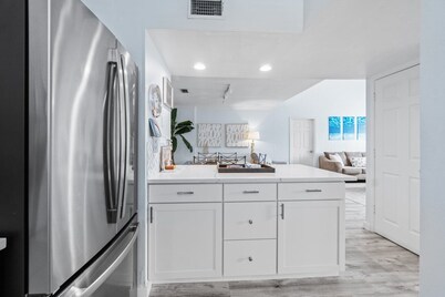 Beach Access 3-bedroom apartment in tranquil Jupiter, Pool, AC, Park, Wifi.